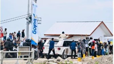 Presiden Prabowo Tiba di Karawang, Disambut Antusias Warga Jelang Panen Raya